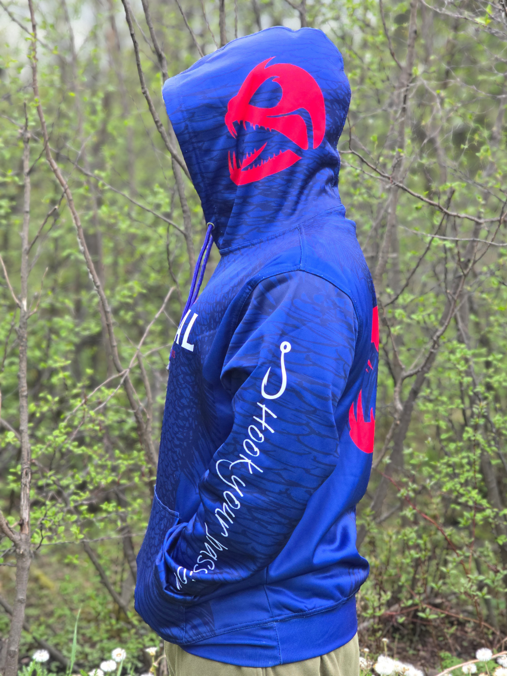 Hoodie de pêche Boréal bleu vu de côté avec capuchon, logo rouge sur le capuchon et manche personnalisée, conçu pour les passionnés de pêche.
