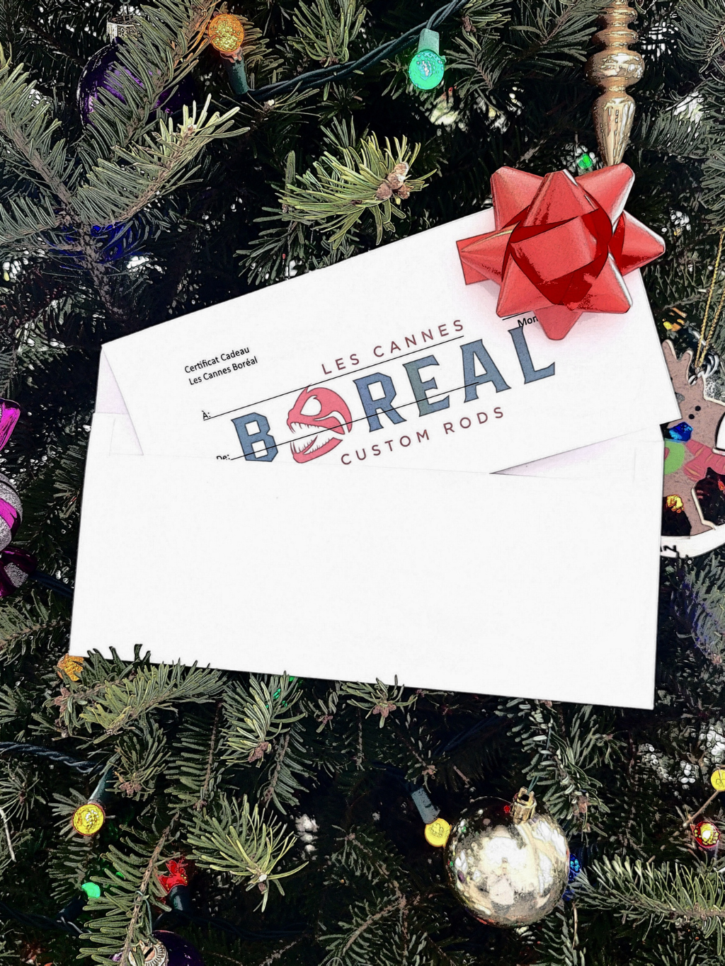 Certificat cadeau Les Cannes Boréal glissé dans un sapin de Noël – idée cadeau parfaite pour les passionnés de pêche personnalisée.