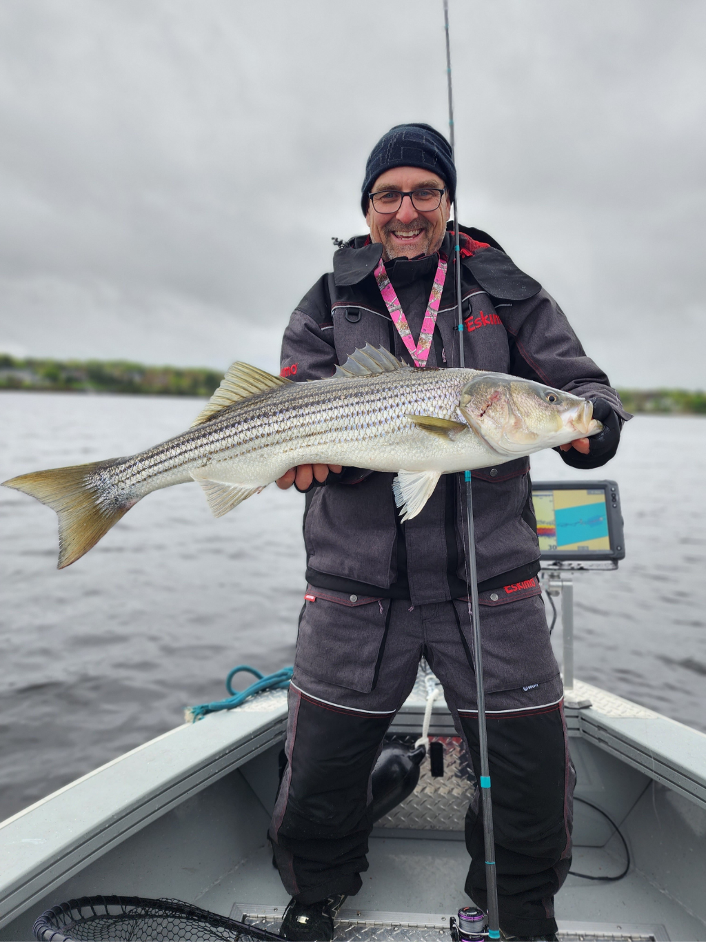 Canne Eliminator par Cannes Boréal – Rock Boily de Fish On Aventure avec un gros bar rayé capturé grâce à la puissance et au contrôle de la canne.