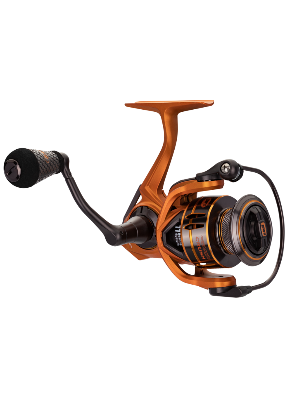 Moulinet spinning Lew’s Mach Crush en angle, montrant son design robuste et sa poignée texturée Winn® Dri-Tac.