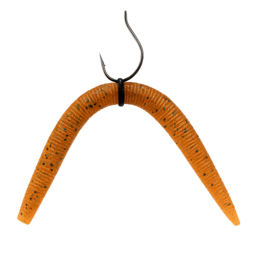 Montage wacky avec worm souple orange sur hameçon, technique efficace pour l’achigan.